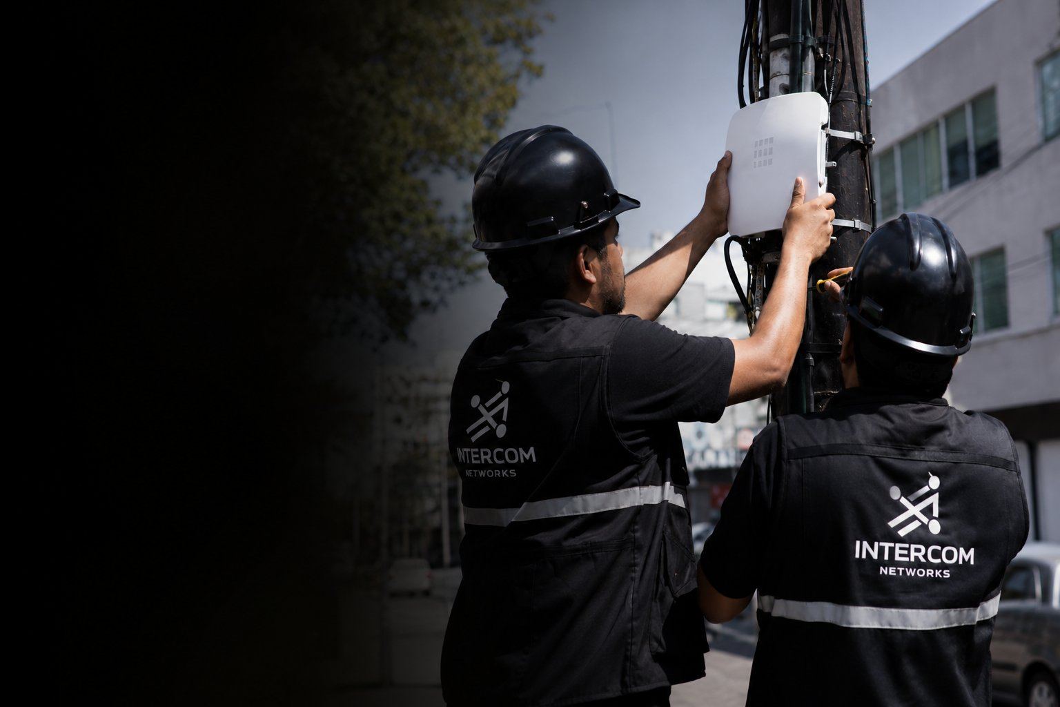 Técnico instalando access point en venue comercial — INTERCOM EXPERIENCE